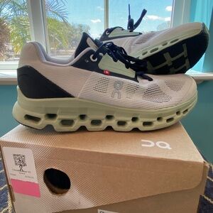 On cloud shoes - size 7 ✨